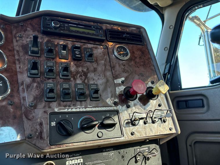 image for item EL8999 2005 International 9900i semi truck