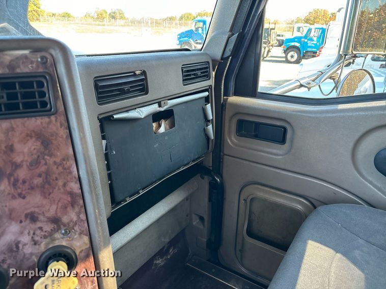 image for item EL8999 2005 International 9900i semi truck