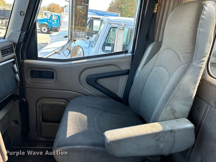 image for item EL8999 2005 International 9900i semi truck