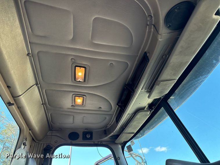 image for item EL8999 2005 International 9900i semi truck