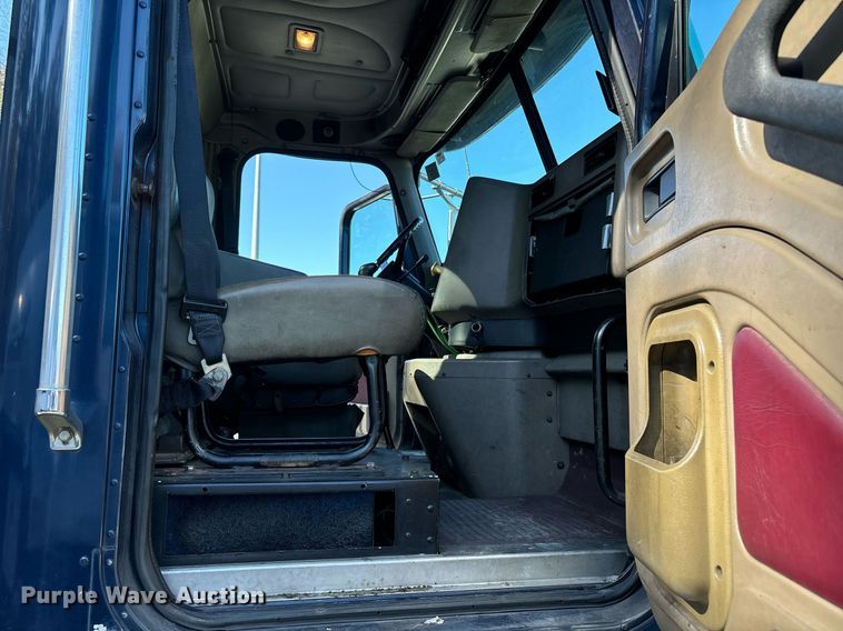 image for item EL8999 2005 International 9900i semi truck