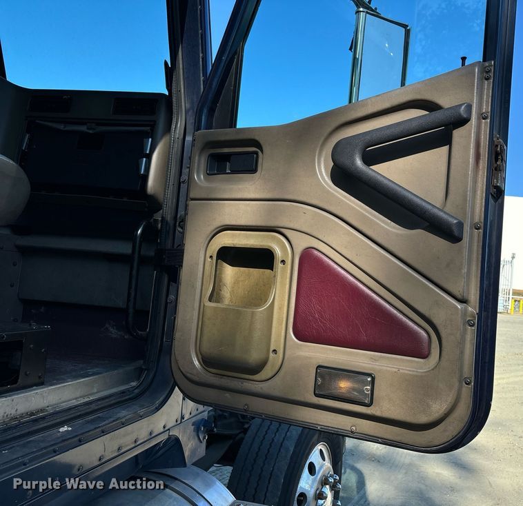 image for item EL8999 2005 International 9900i semi truck