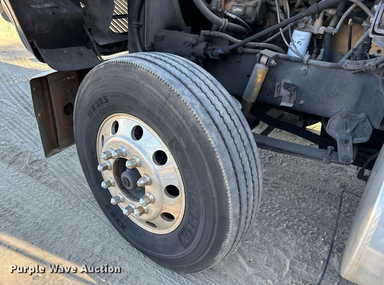 image for item EL8999 2005 International 9900i semi truck