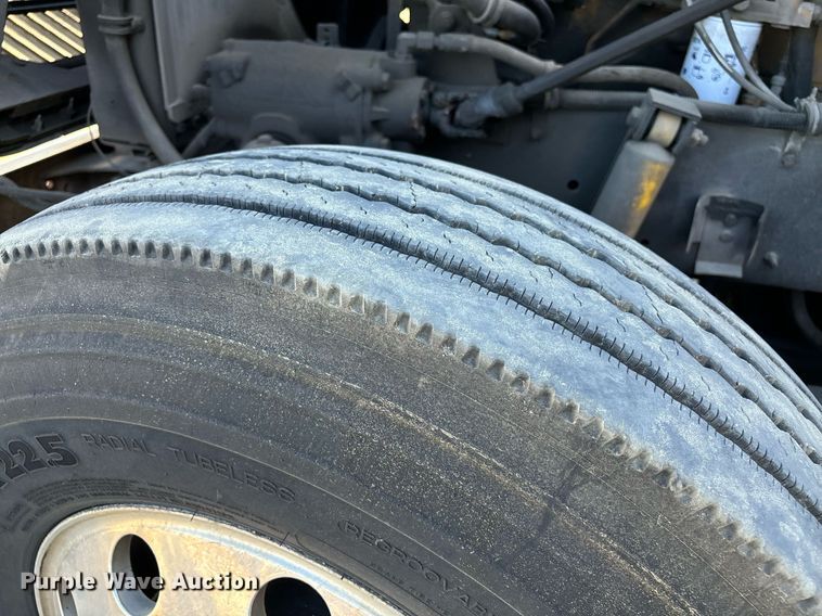 image for item EL8999 2005 International 9900i semi truck