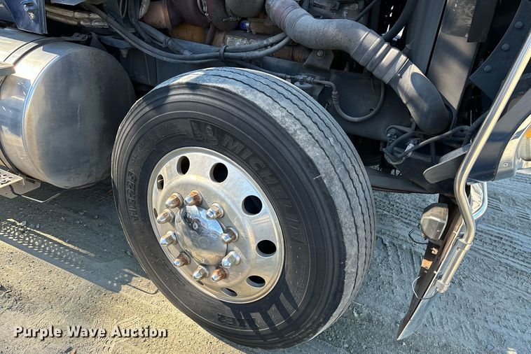 image for item EL8999 2005 International 9900i semi truck