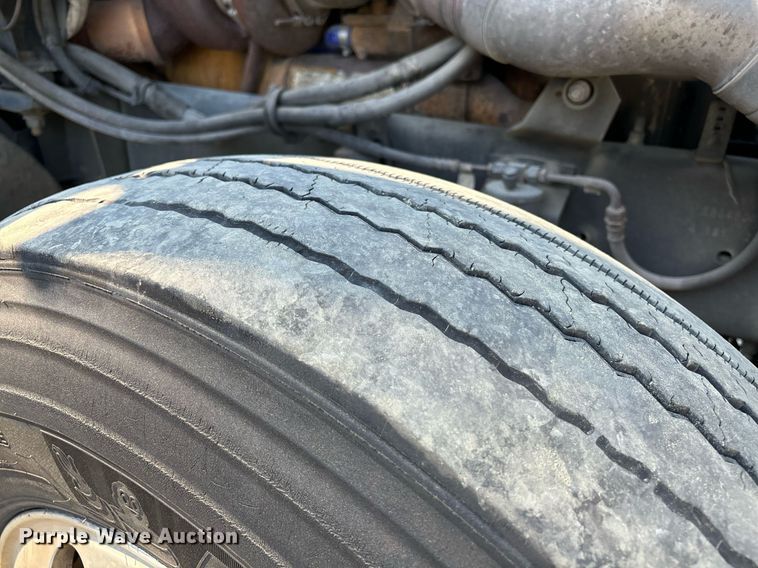 image for item EL8999 2005 International 9900i semi truck