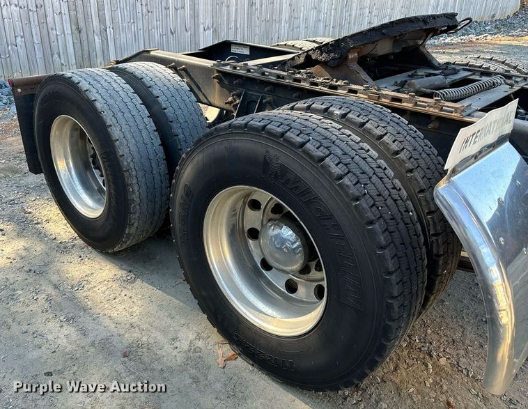 image for item EL8999 2005 International 9900i semi truck