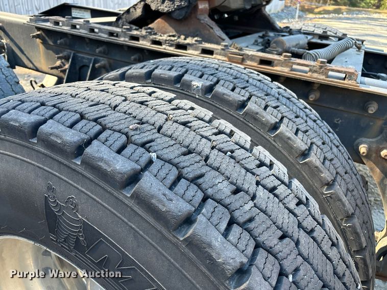 image for item EL8999 2005 International 9900i semi truck