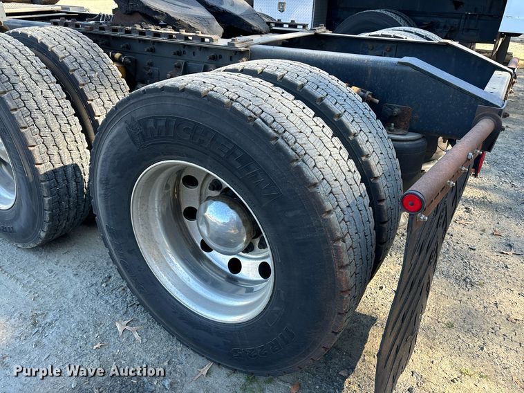 image for item EL8999 2005 International 9900i semi truck