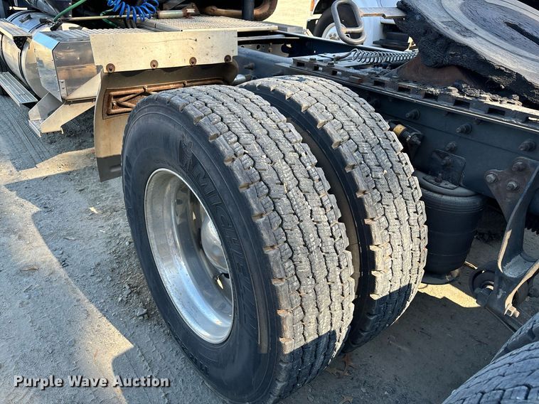 image for item EL8999 2005 International 9900i semi truck