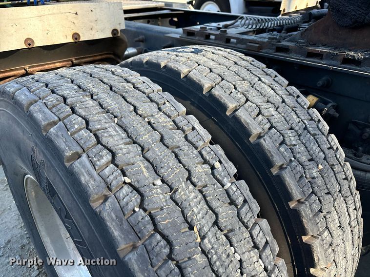 image for item EL8999 2005 International 9900i semi truck