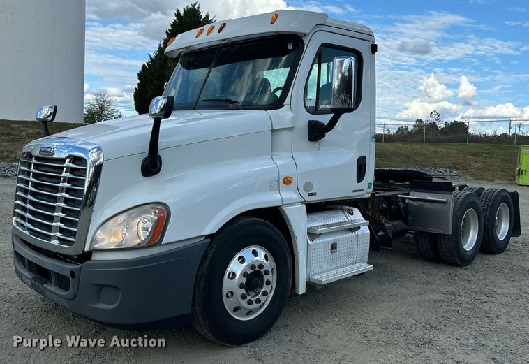 image for item EM0001 2011 Freightliner Cascadia 125 semi truck