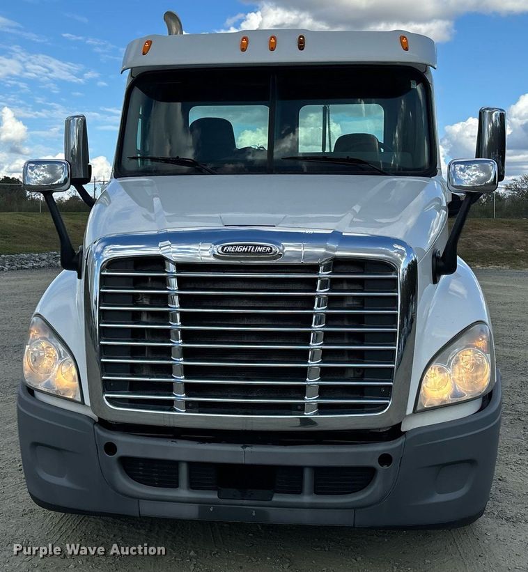 image for item EM0001 2011 Freightliner Cascadia 125 semi truck