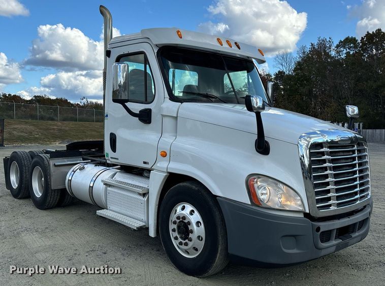 image for item EM0001 2011 Freightliner Cascadia 125 semi truck