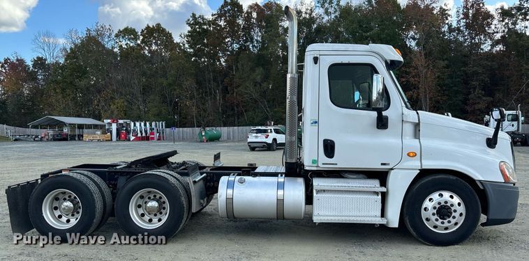 image for item EM0001 2011 Freightliner Cascadia 125 semi truck