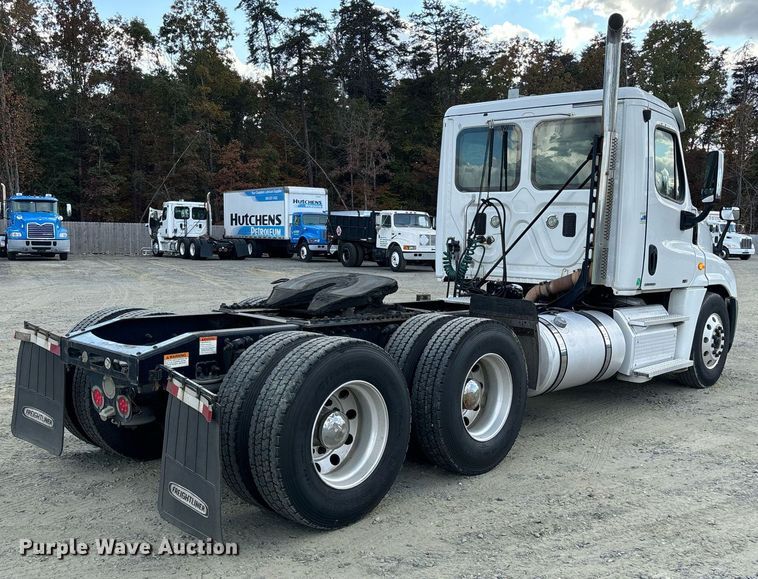 image for item EM0001 2011 Freightliner Cascadia 125 semi truck