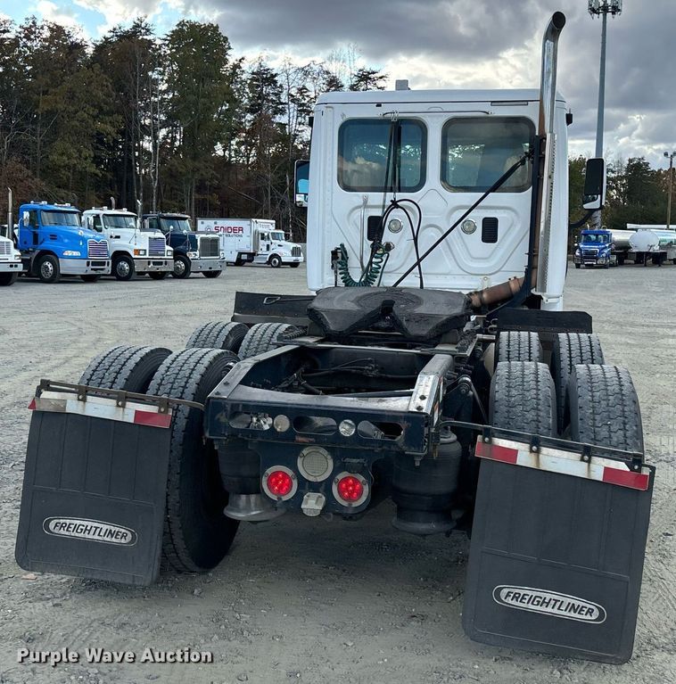 image for item EM0001 2011 Freightliner Cascadia 125 semi truck