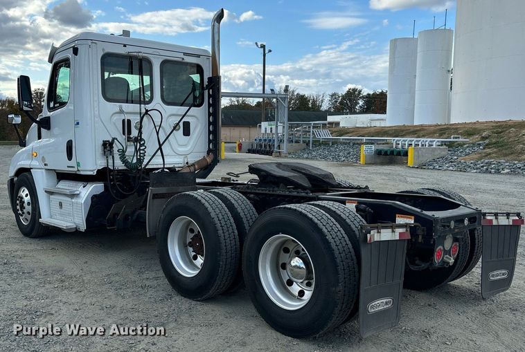 image for item EM0001 2011 Freightliner Cascadia 125 semi truck