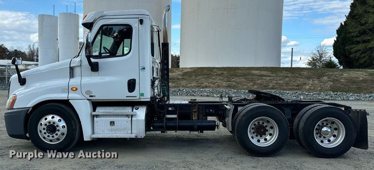 image for item EM0001 2011 Freightliner Cascadia 125 semi truck