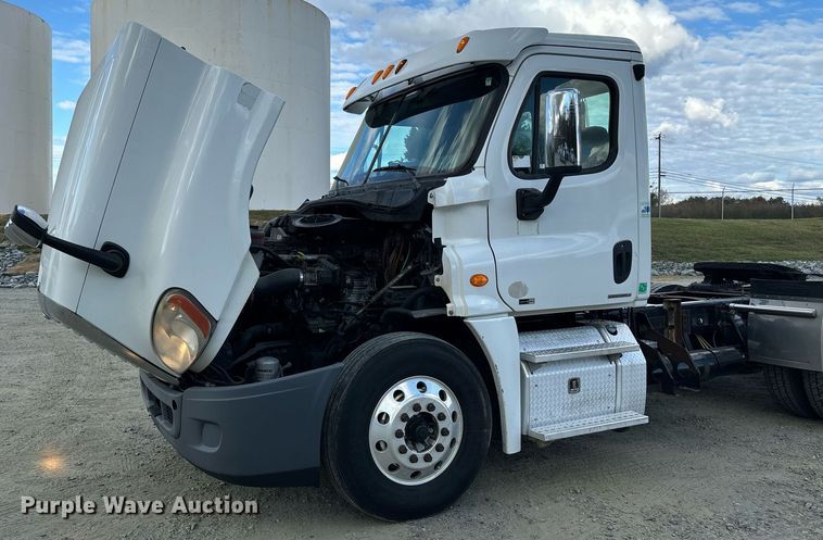 image for item EM0001 2011 Freightliner Cascadia 125 semi truck