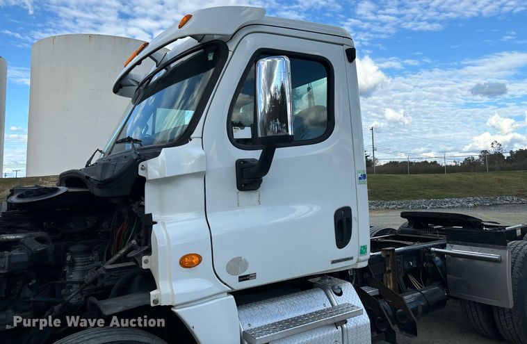 image for item EM0001 2011 Freightliner Cascadia 125 semi truck