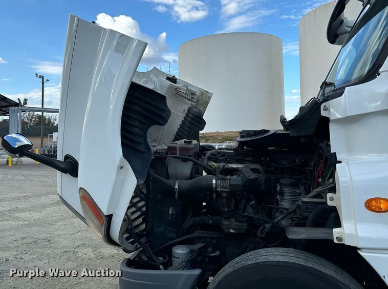 image for item EM0001 2011 Freightliner Cascadia 125 semi truck