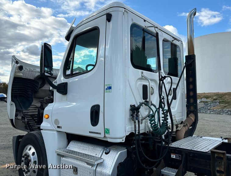 image for item EM0001 2011 Freightliner Cascadia 125 semi truck