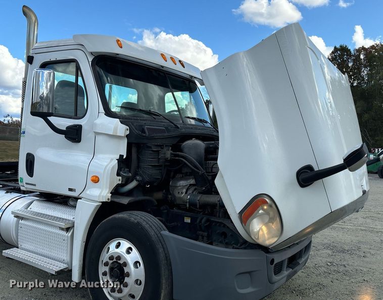 image for item EM0001 2011 Freightliner Cascadia 125 semi truck