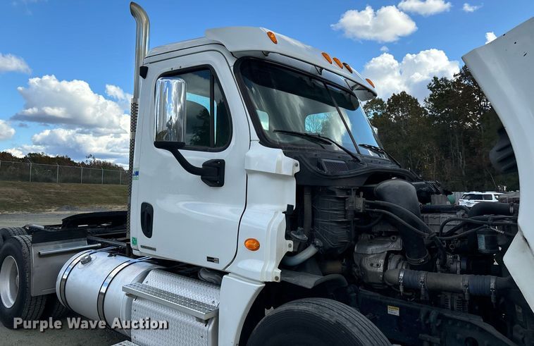 image for item EM0001 2011 Freightliner Cascadia 125 semi truck