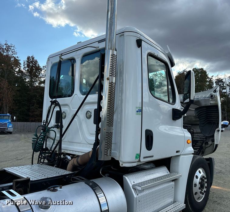 image for item EM0001 2011 Freightliner Cascadia 125 semi truck