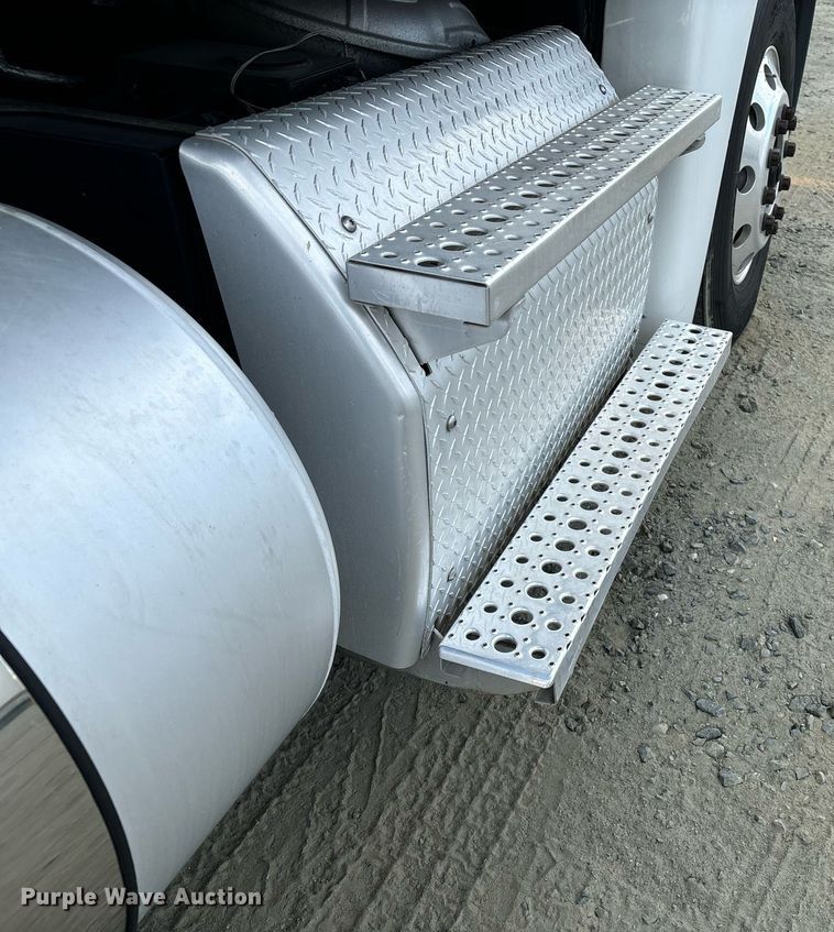 image for item EM0001 2011 Freightliner Cascadia 125 semi truck