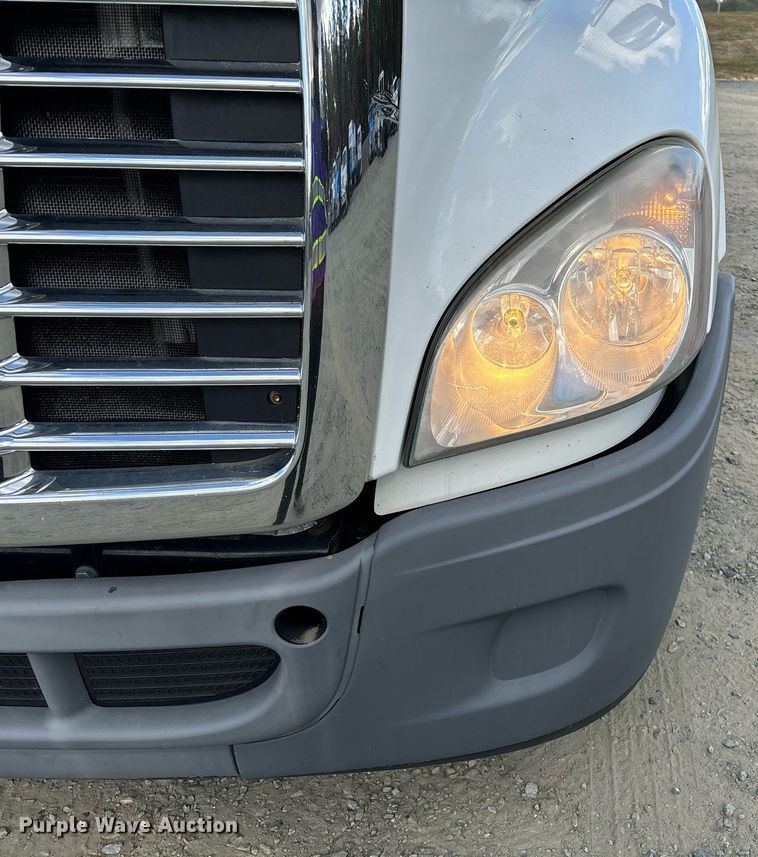 image for item EM0001 2011 Freightliner Cascadia 125 semi truck