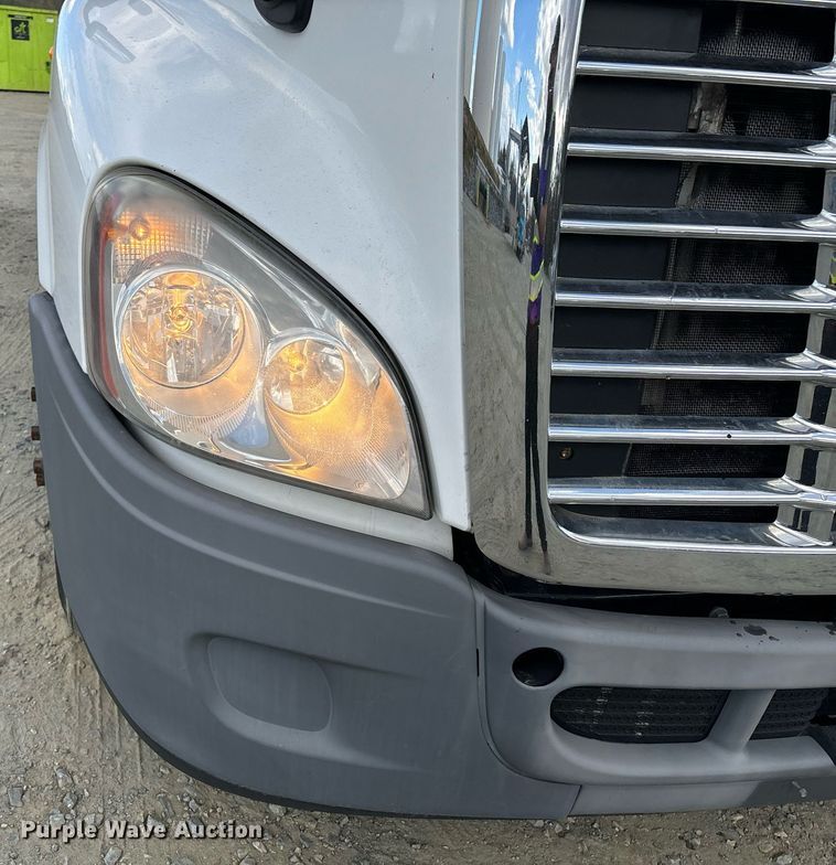 image for item EM0001 2011 Freightliner Cascadia 125 semi truck