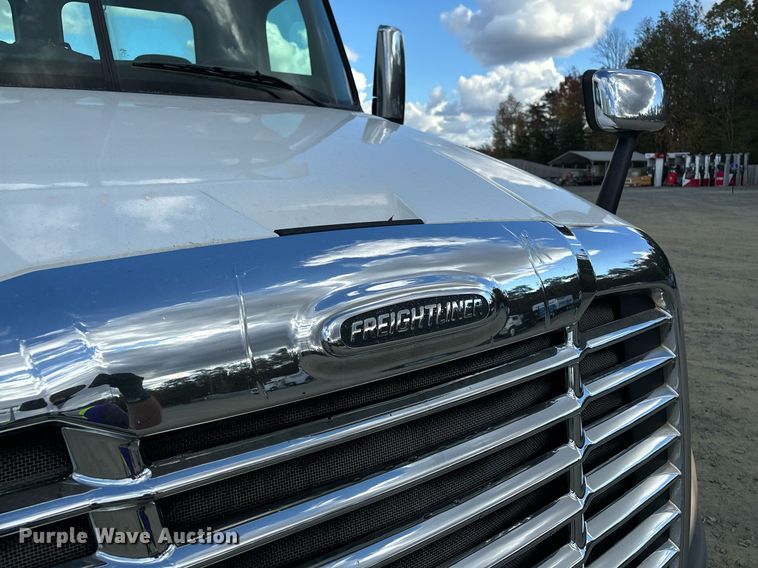 image for item EM0001 2011 Freightliner Cascadia 125 semi truck