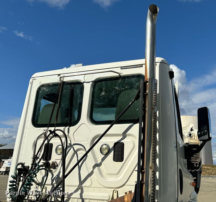 image for item EM0001 2011 Freightliner Cascadia 125 semi truck