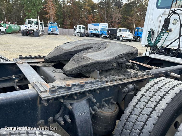 image for item EM0001 2011 Freightliner Cascadia 125 semi truck