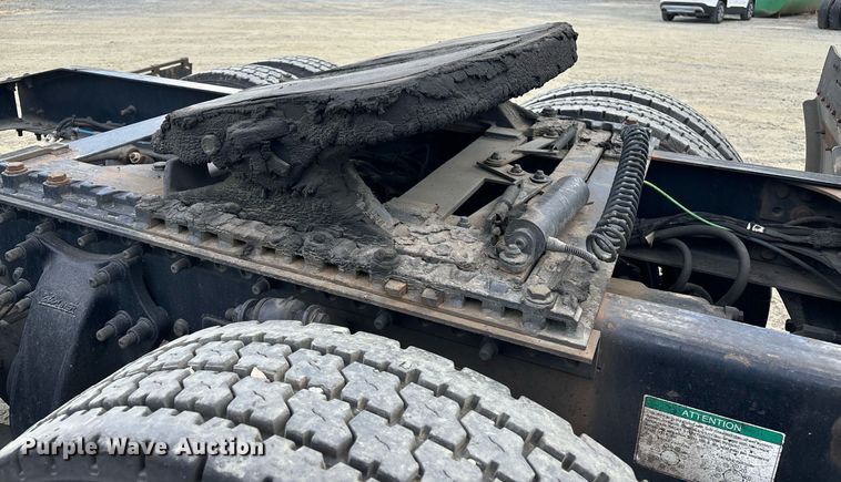 image for item EM0001 2011 Freightliner Cascadia 125 semi truck