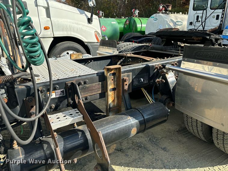 image for item EM0001 2011 Freightliner Cascadia 125 semi truck