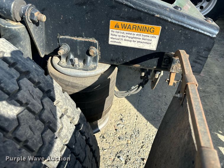 image for item EM0001 2011 Freightliner Cascadia 125 semi truck