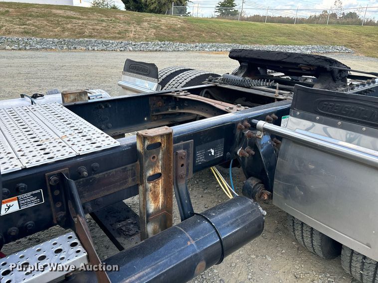 image for item EM0001 2011 Freightliner Cascadia 125 semi truck