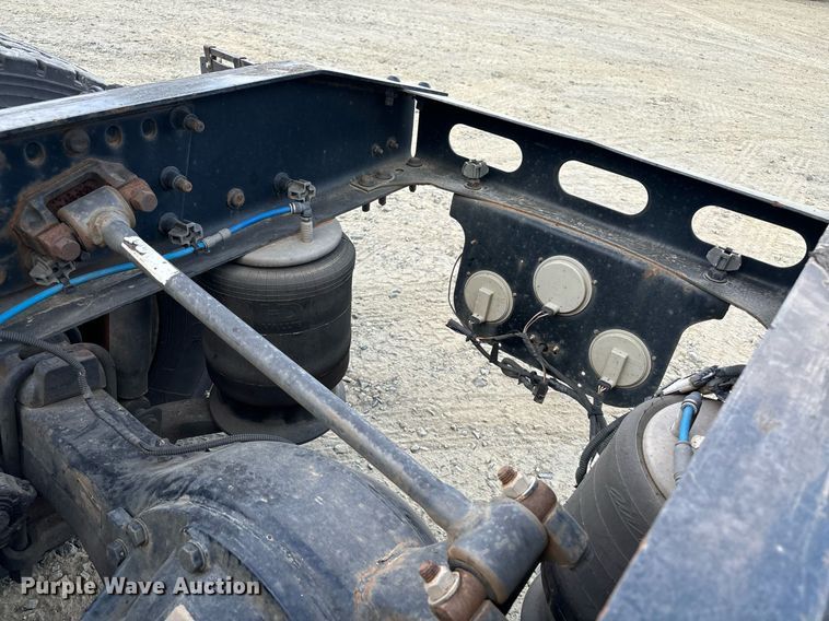 image for item EM0001 2011 Freightliner Cascadia 125 semi truck