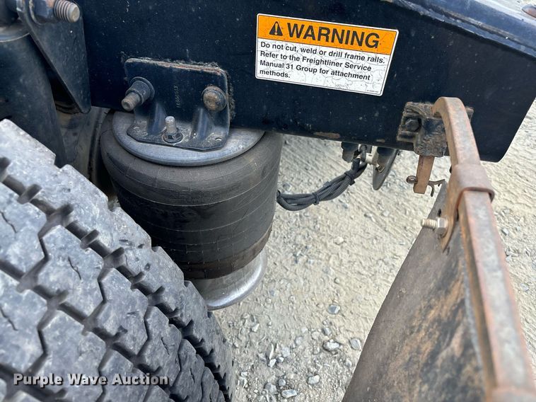 image for item EM0001 2011 Freightliner Cascadia 125 semi truck