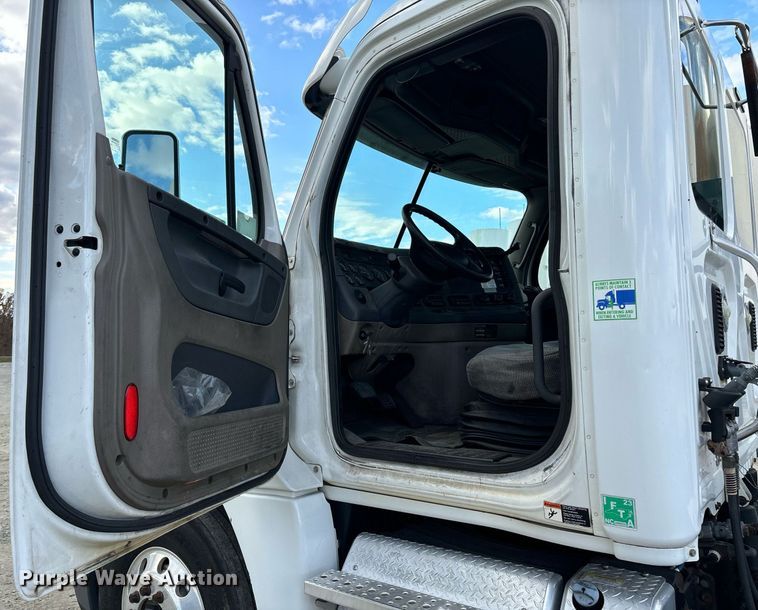 image for item EM0001 2011 Freightliner Cascadia 125 semi truck