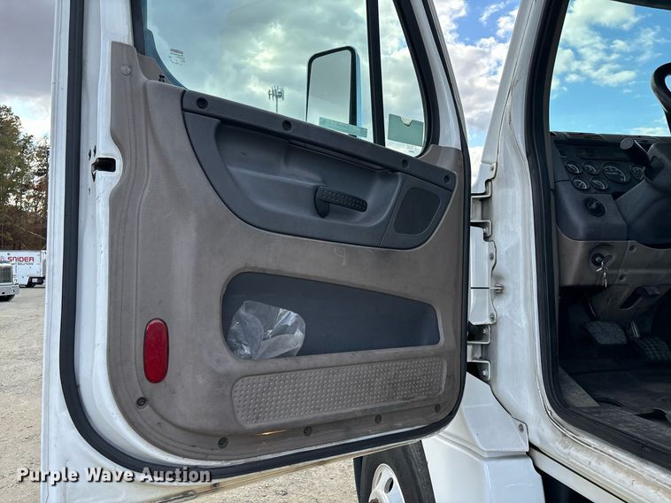 image for item EM0001 2011 Freightliner Cascadia 125 semi truck