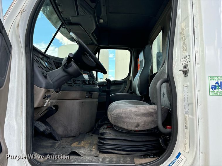 image for item EM0001 2011 Freightliner Cascadia 125 semi truck