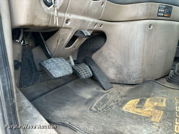 image for item EM0001 2011 Freightliner Cascadia 125 semi truck