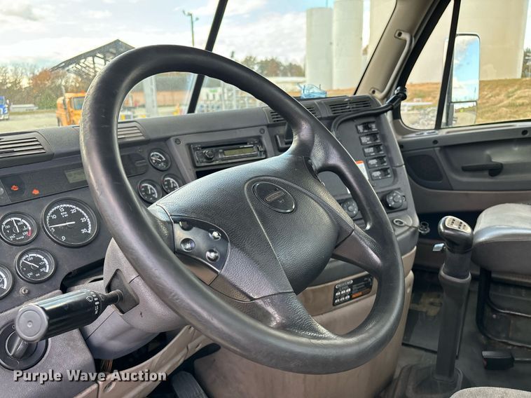 image for item EM0001 2011 Freightliner Cascadia 125 semi truck