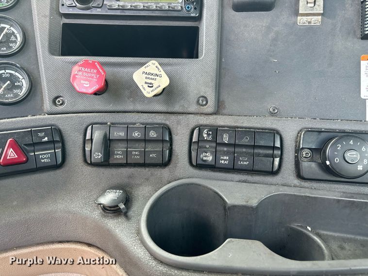 image for item EM0001 2011 Freightliner Cascadia 125 semi truck