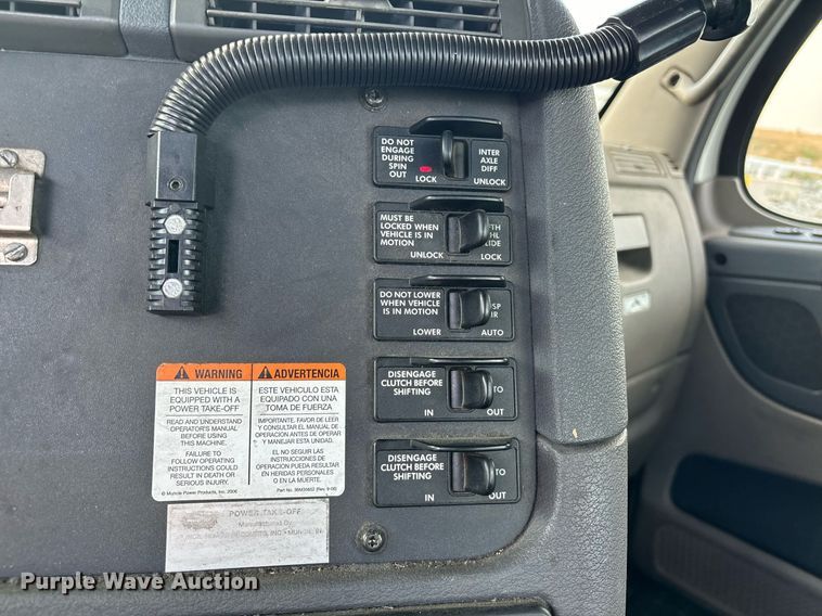 image for item EM0001 2011 Freightliner Cascadia 125 semi truck