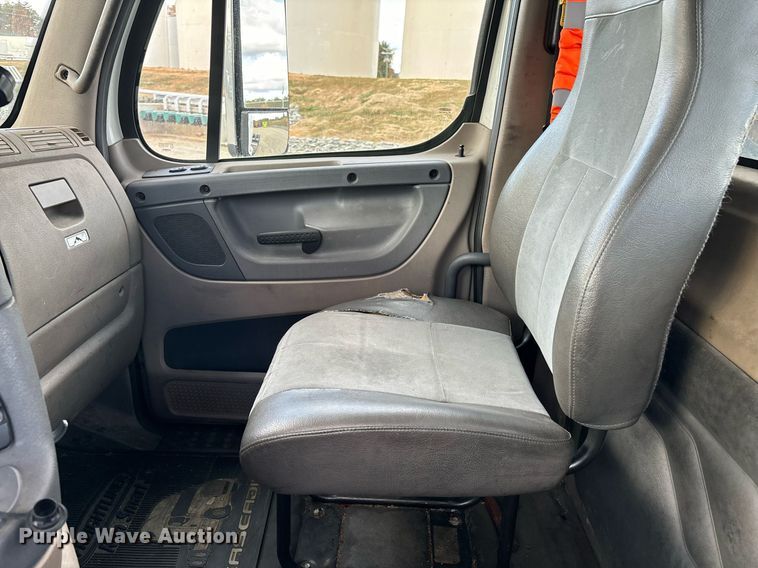 image for item EM0001 2011 Freightliner Cascadia 125 semi truck